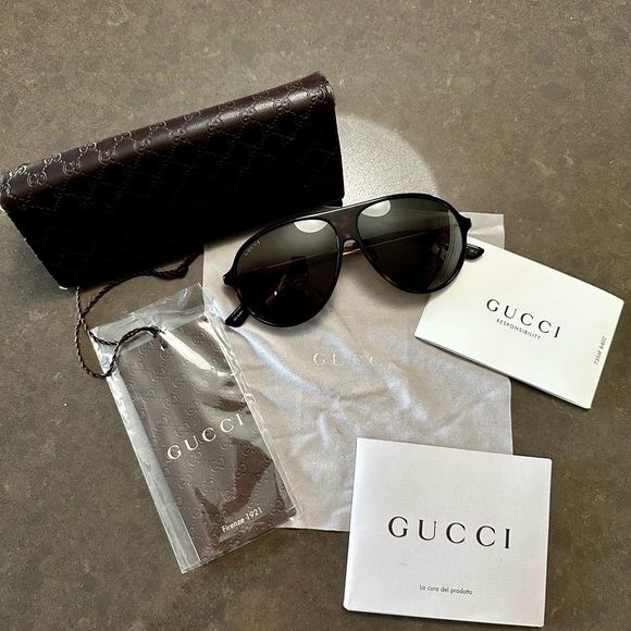 Gucci Unisex Aviator Tortoise Sunglasses with gold trim. Style # GG 1649 - Picture 3 of 9